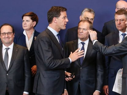 Mariano Rajoy, a la derecha, este viernes en Bruselas.