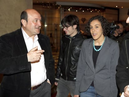 Andoni Ortuzar (i) con Eduardo Maura (d) y Nagu Alba.