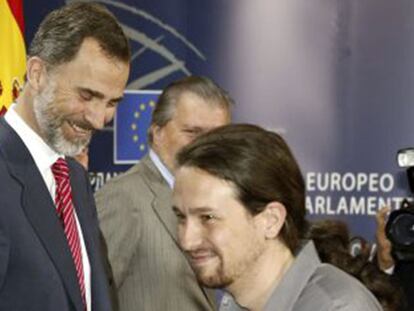 Iglesias regala al rey Felipe VI una colección de la serie 'Juego de Tronos'.