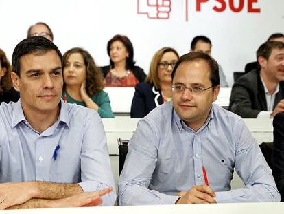 El secretario general del PSOE, Pedro Sánchez, junto al secretario de Organización, César Luena, al inicio de la reunión del Comité Federal del PSOE