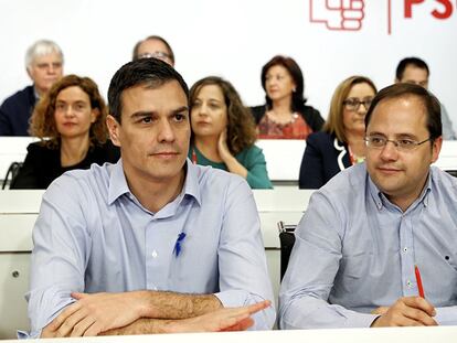 El secretario general del PSOE, Pedro Sánchez, junto al secretario de Organización, César Luena, al inicio de la reunión del Comité Federal del PSOE