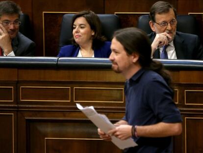 Iglesias pasa ante Rajoy en el Congreso.