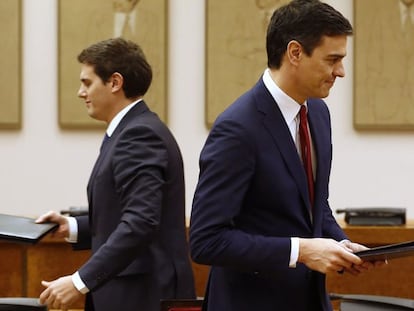 Los líderes de Ciudadanos, Albert Rivera (izq.), y PSOE, Pedro Sánchez (dcha.) en el Congreso de los Diputados.