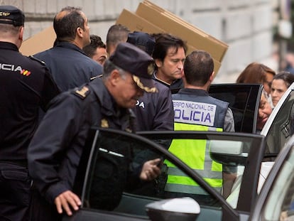 El alcalde de Granada, José Torres, al ser detenido en el Ayuntamiento.