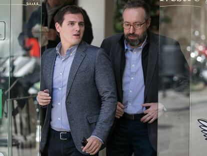 Albert Rivera junto con Carlos Giratua se dirigen al partido.