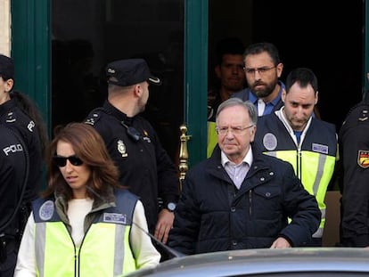 El presidente de Manos Limpias, Miguel Bernad, detenido tras el registro de su sede.