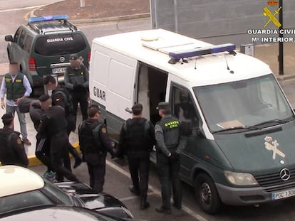 Agentes de la Guardia Civil trasladan a los detenidos.