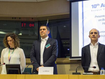 Otegi durante el minuto de silencio que guardó por las víctimas de los bombardeos de Guernica, del que se cumplen 79 años.