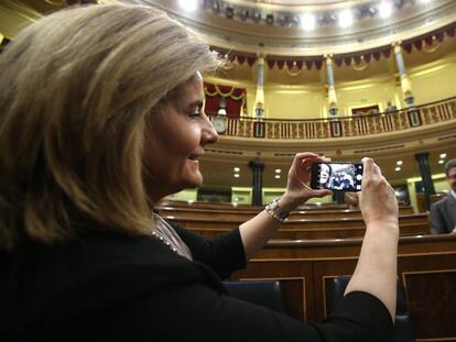 Fátima Báñez se hace un 'selfie' tras el último pleno de la legislatura.