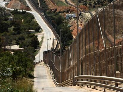 Panorámica general de la valla fronteriza de Melilla y, a su derecha, la nueva valla marroquí.