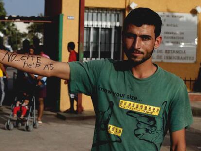 Um cidadão sírio residente no CETI de Melilla escreve no braço, pedindo ajuda