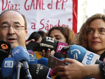 El líder del PSC, Miquel Iceta y la secretaria de Estudios y Programas del PSOE, Meritxell Batet, a su llegada a la reunión extraordinaria del Comité Federal del PSOE. EFE/Juan Carlos Hidalgo