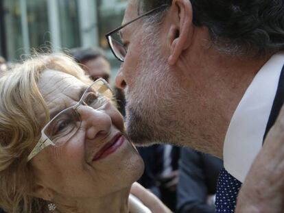 Mariano Rajoy saluda a la alcaldesa de Madrid, Manuela Carmena, a su llegada al acto con motivo del Día de la Comunidad de Madrid.
