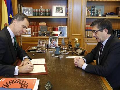 El Rey firma el decreto ante Patxi López.