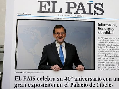 O premiê espanhol, Mariano Rajoy, visita a exposição do 40º aniversário do EL PAÍS.