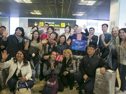Empleados de la empresa china Tiens a su llegada al aeropuerto de Barajas.