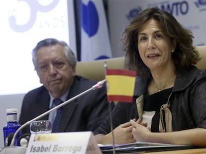 La secretaria de Estado de Turismo, Isabel Borrego, y el presidente de Adeac, José Ramón Sánchez, este jueves en Madrid.