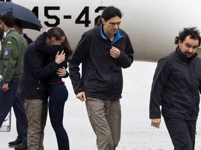 Los tres periodistas a su llegada a España.