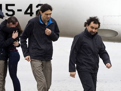 Los tres periodistas a su llegada a España.