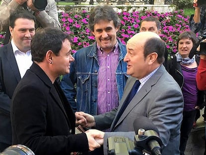 El presidente de Sortu, Hasier Arraiz (i) junto a Andoni Ortuzar, presidente del PNV.