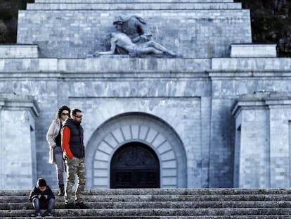 Una familia realizando una visita turística en el Valle de los Caídos.