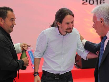 Pablo Iglesias y Felipe González, en los Premios Ortega y Gasset.