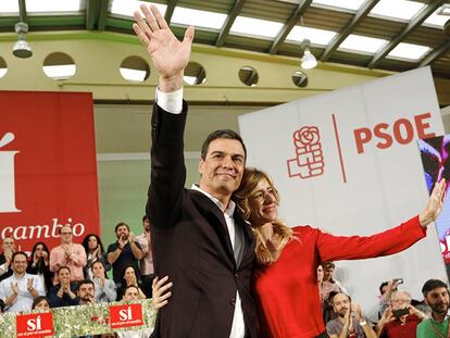 El secretario general del PSOE, Pedro Sánchez, acompañado por su mujer, Begoña Gómez, durante su presentación como candidato del partido a la Presidencia del Gobierno. Claudio Alvarez