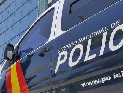 Una furgoneta de la policía, en Sevilla.