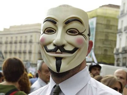 Un joven con la careta convertida en emblema de Anonymous.