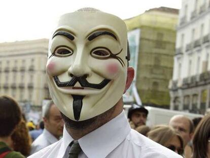 Un joven con la careta convertida en emblema de Anonymous.