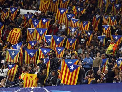 Aficionados del Barça con esteladas, en el Camp Nou, el pasado noviembre.