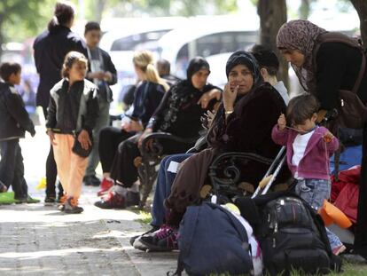 Refugiados descansan a su paso por Belgrado, el pasado 9 de mayo.