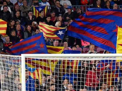 Esteladas en un partido de Champions en el Camp Nou.