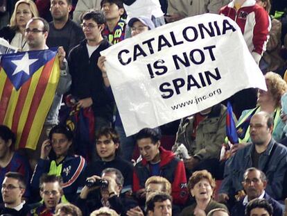 Um aficionado no Camp Nou com a estelada.