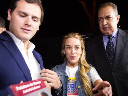 Tintori recibe a Rivera a su llegada a Caracas.