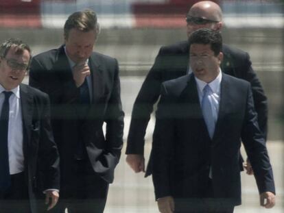 El primer ministro británico, David Cameron (segundo por la izquierda), junto con el ministro principal de Gibraltar, Fabián Picardo, tras llegar a Gibraltar.
