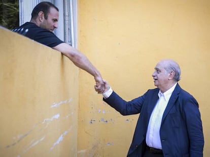 Fernández Díaz en una visita a una empresa de Viladecans (Barcelona). M. Minocri