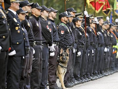 Agentes de la Policía Nacional, en octubre pasado en el Retiro (Madrid)