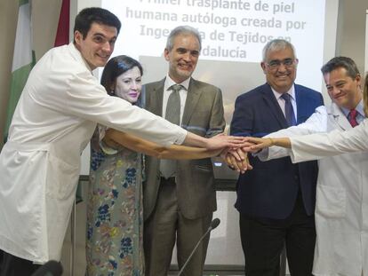 Los consejeros andaluces con parte del equipo de médicos del trasplante.