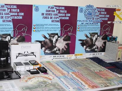 Billetes falsificados y objetos intervenidos por la Policía Nacional en Murcia.