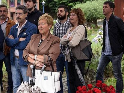 Los concejales de EH Bildu en Ermua, Paúl Yarza y Mireia Arginzoniz, asisten al homenaje a Miguel Ángel Blanco y a Sotero Mazos.