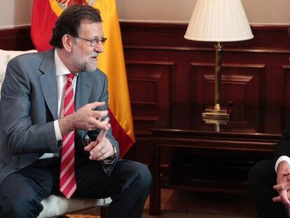 El presidente en funciones, Mariano Rajoy, durante la reunión con Pedro Sánchez.