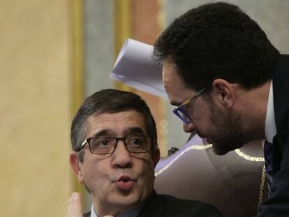 El expresidente del Congreso, Patxi López, con el portavoz del PSOE, Antonio Hernando.