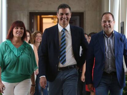 Micaela Navarro, Pedro Sánchez y César Luena, este lunes.