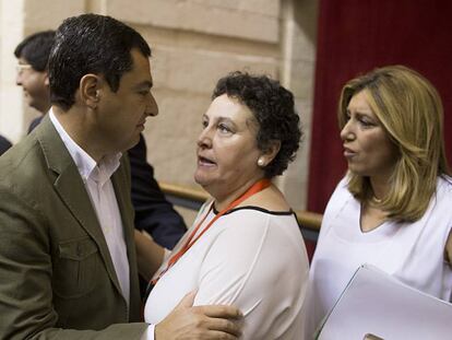 La Presidenta de la Junta de Andalucía, Susana Díaz, y el líder del PP andaluz, Juan Manuel Moreno Bonilla, saludan a María Salmerón en el Parlamento.