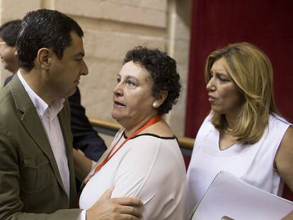 La Presidenta de la Junta de Andalucía, Susana Díaz, y el líder del PP andaluz, Juan Manuel Moreno Bonilla, saludan a María Salmerón en el Parlamento.