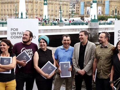 El candidato a lehendakari por EH Bildu, Arnaldo Otegi posa con Nerea Idigoras, David Fernández, Oihana Etxebarrieta, Iñigo Iruin, Unai Pascual, y Helena Franco.