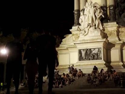 Jugadores de Pokémon Go se reúnen en el Retiro cada noche.