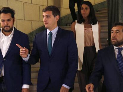 Albert Rivera junto a Fernando de Páramo (i) y Miguel Ángel Gutiérrez (d), tras la reunión con Mariano Rajoy, la semana pasada.
