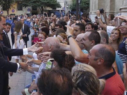 Felipe VI y Letizia, junto a doña Sofía, ofrecen una recepción a 450 miembros de la sociedad balear